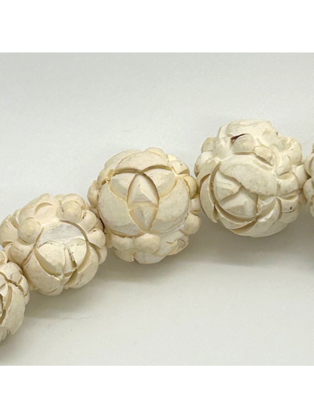 Vintage Carved Celluloid Bead Necklace With Floral & Swirl Designs In Cream Ivor - Picture 10 of 12